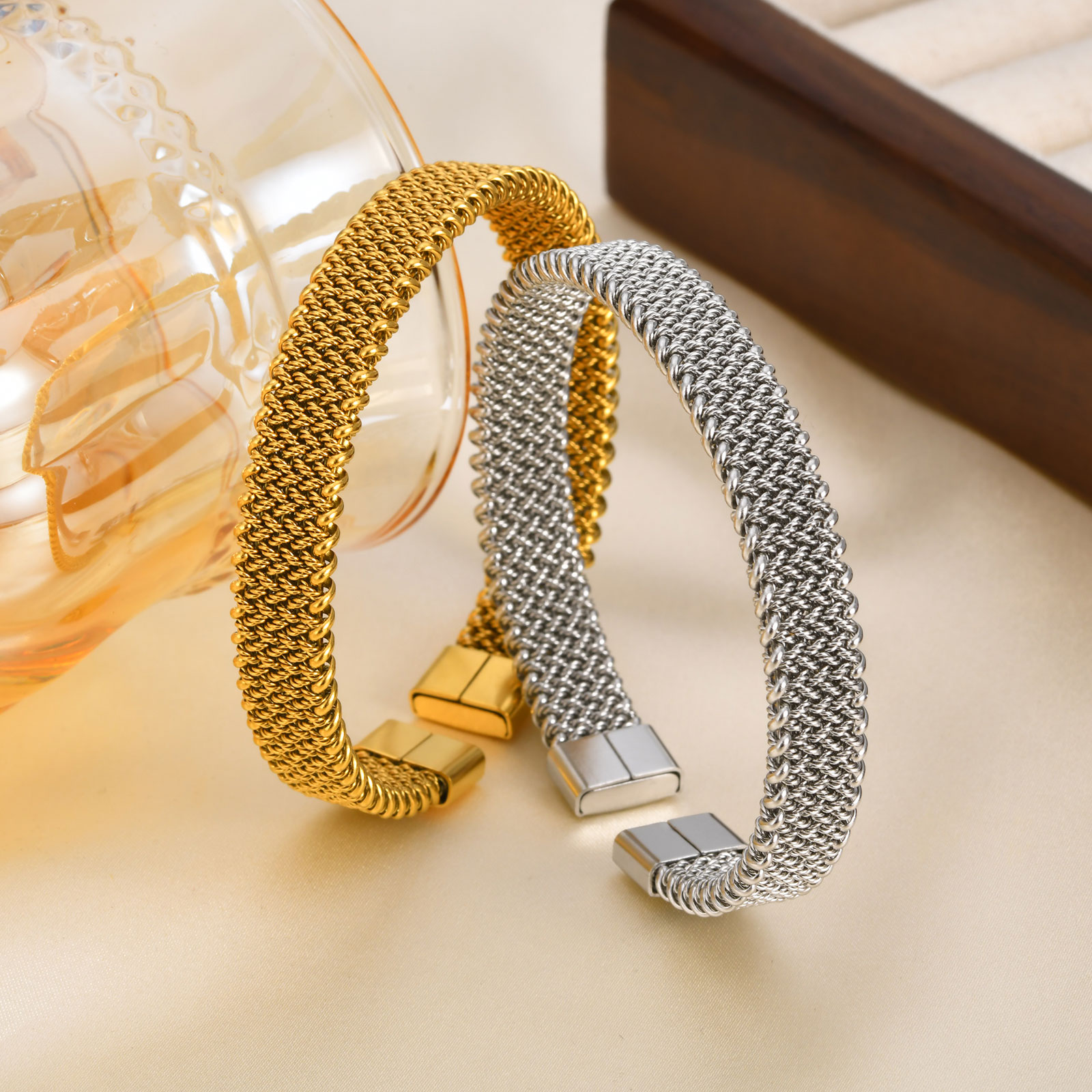 Mesh Strap Metal - Pulsera abierta con correa elástica trenzada